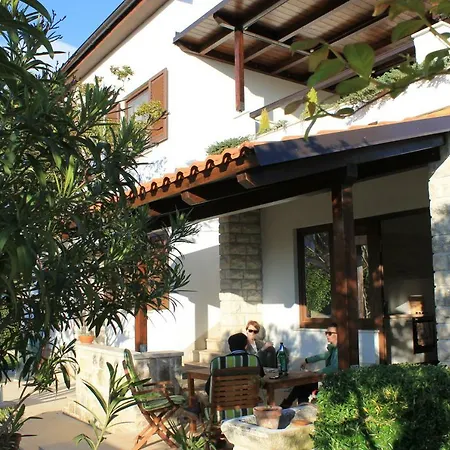 아파트 Dina 풀라