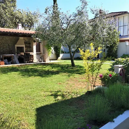 Dina 아파트 풀라